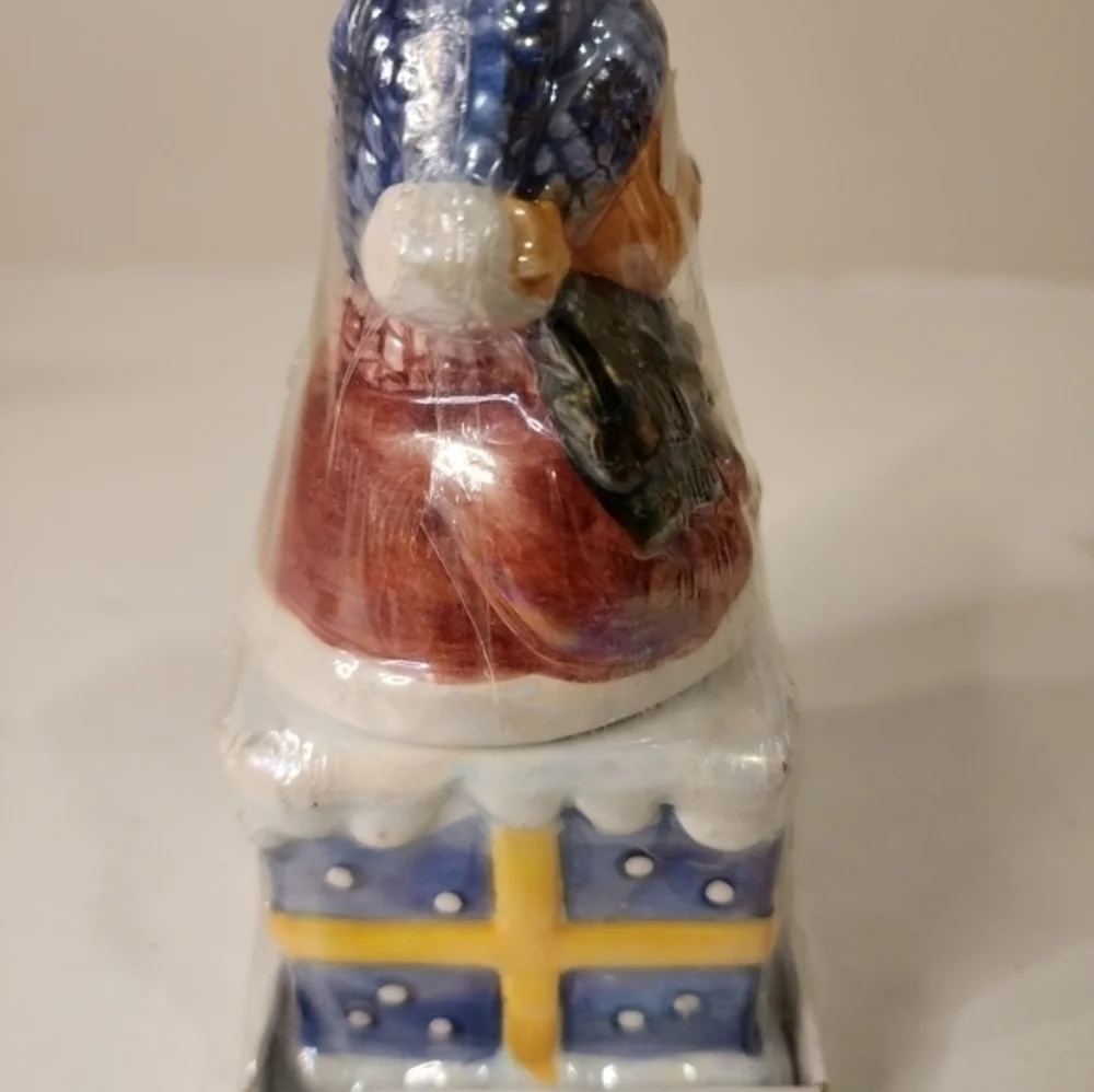 NEW‎ SANTA BEAR SITTING ON PRESENT STACKABLE SALT AND PEPPER SHAKERS